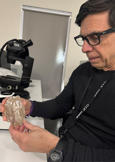 In July 2025, staff from GIA, including GIA Executive Vice President and Chief Research and Laboratory Officer Tom Moses and Vice President of Research and Development Dr. Wuyi Wang, examined a rough diamond weighing 2,488.32 carats In July 2025, staff from GIA, including GIA Executive Vice President and Chief Research and Laboratory Officer Tom Moses and Vice President of Research and Development Dr. Wuyi Wang, examined a rough diamond weighing 2,488.32 carats